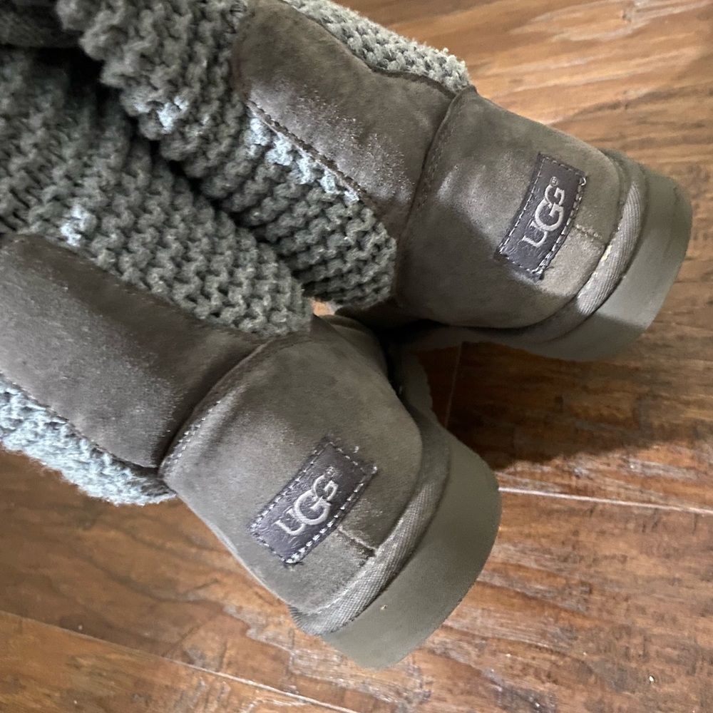 UGGS ! Beautiful grey - Picture 4 of 11